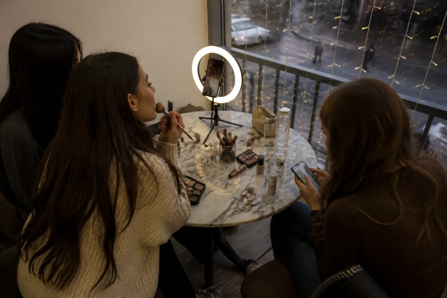 Осенние бьюти-тренды из TikTok: взгляд дерматологов на latte makeup и cloud skin